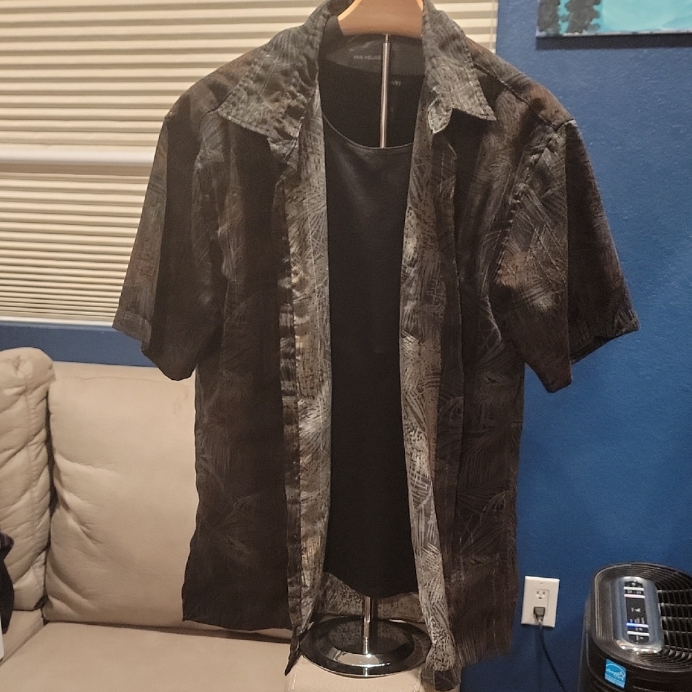 Man's Black and Gray Short Sleeve Shirt